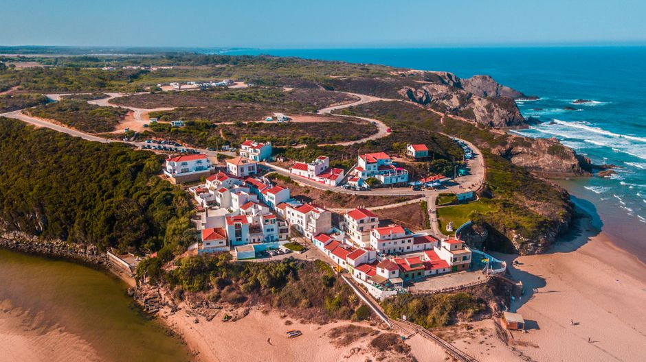 Vista aérea del pueblo costero de Odeceixe en la Costa Vicentina, Portugal