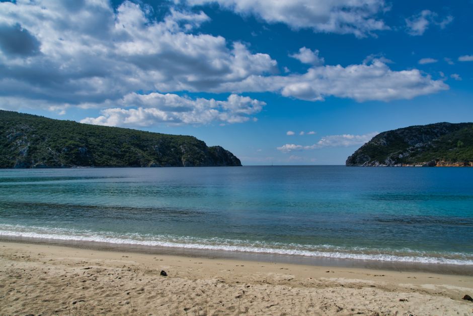 Playa griega de aguas turquesas típica de las islas menos masificadas del Egeo