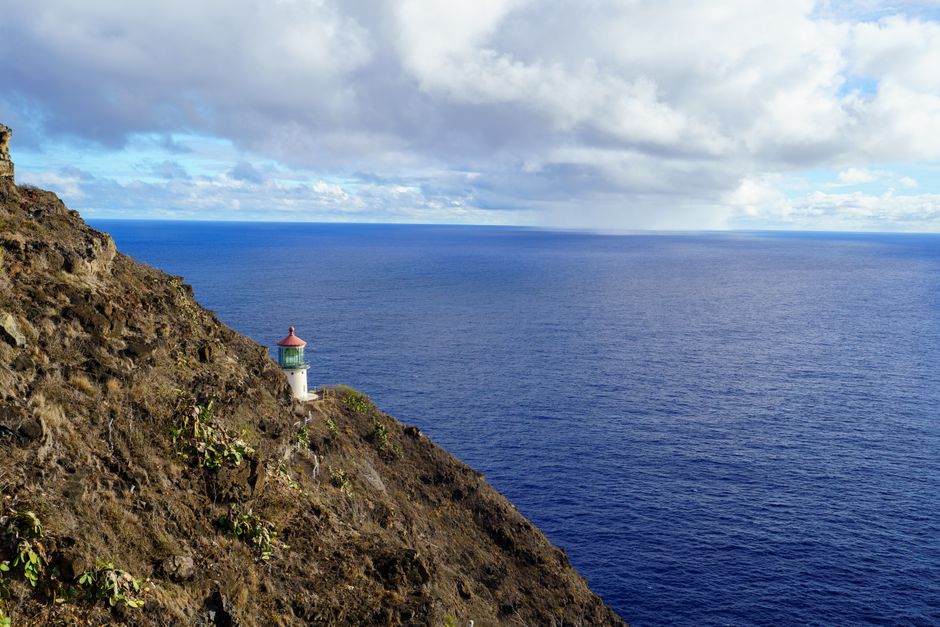 Faro sobre un acantilado en la costa gallega, similar al Cabo Fisterra