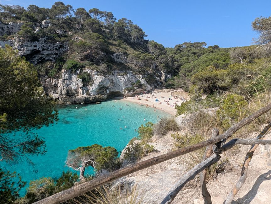 Cala Macarella de aguas turquesa en Ciutadella de Menorca