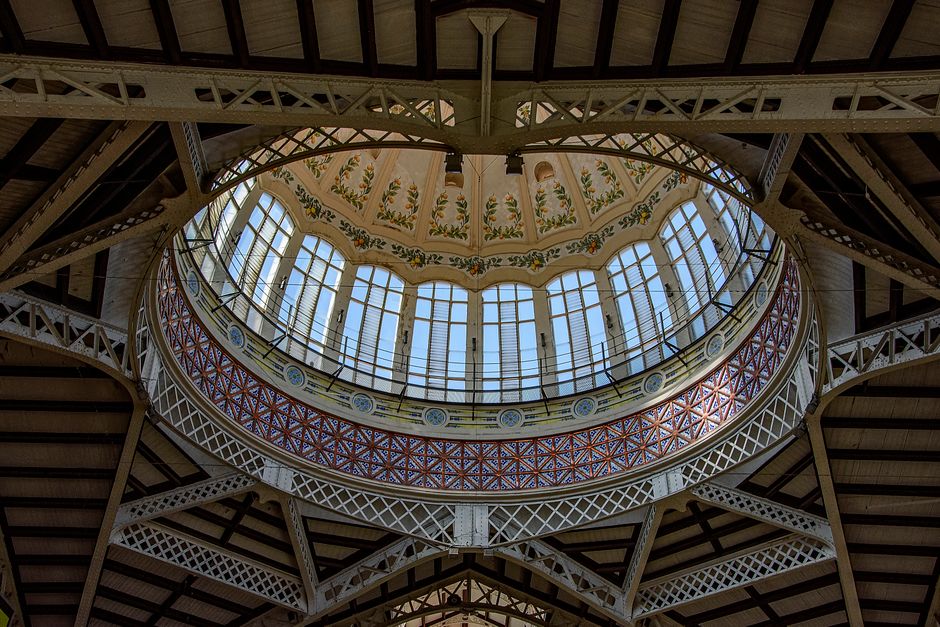 Interior del Mercado Central de Valencia con puestos de fruta y verdura