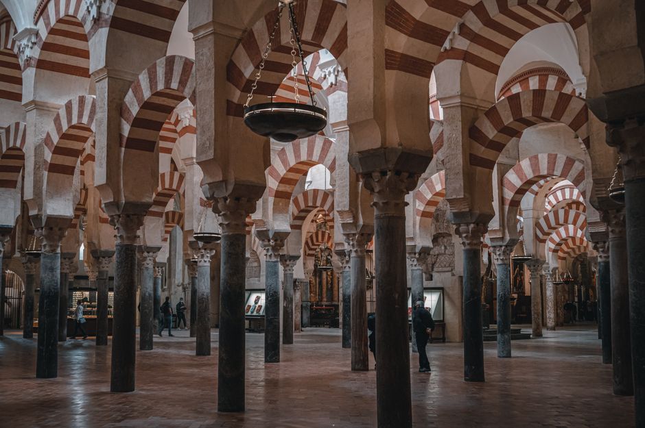 Interior de la Mezquita-Catedral de Córdoba, junto al barrio donde se sirve el salmorejo tradicional