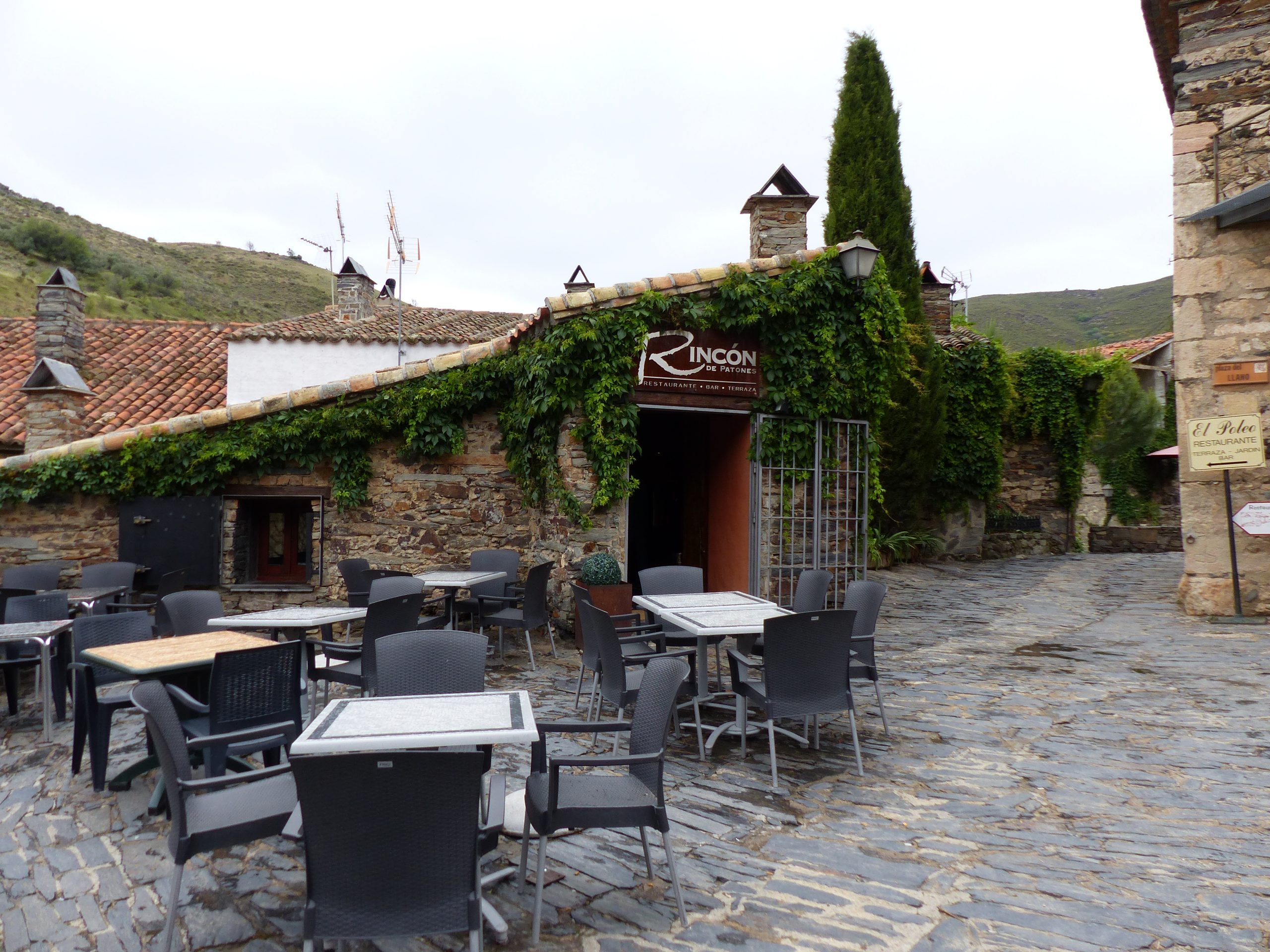 Pueblo de la sierra de Madrid con arquitectura de piedra