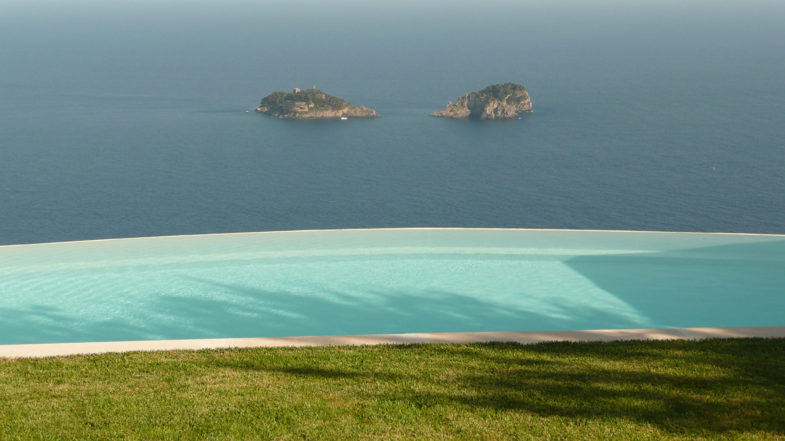 Piscina privada en una casa rural con vistas a la montaña