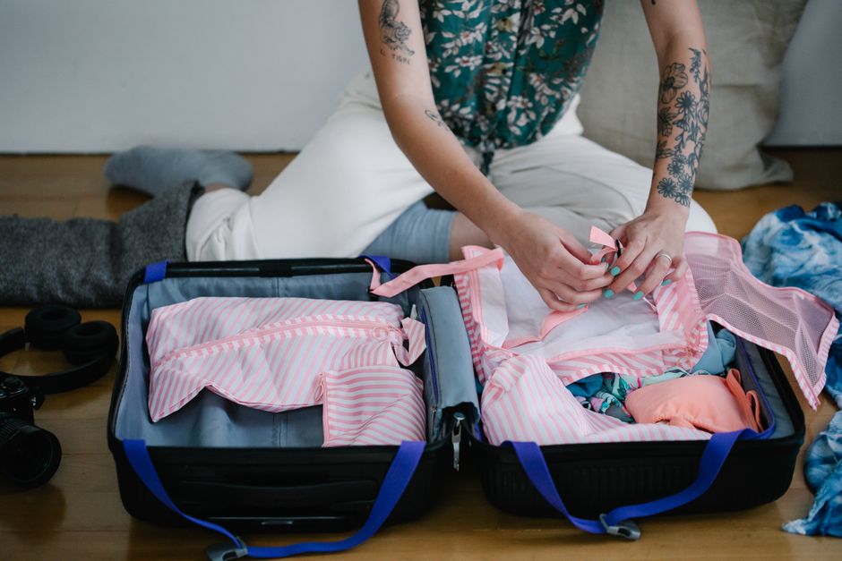 Maleta abierta con ropa organizada para un viaje en crucero