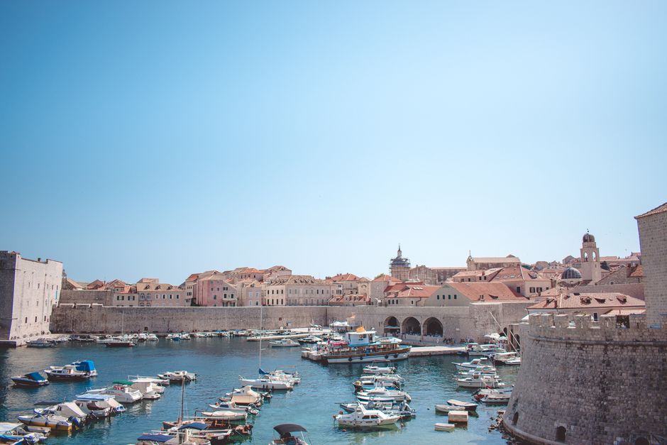 Barcos atracados en el puerto histórico de Dubrovnik