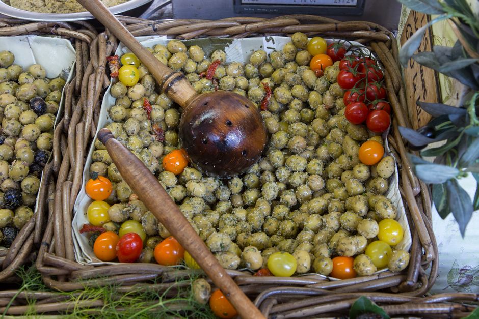 Puesto de verduras frescas de temporada en un mercado mediterráneo