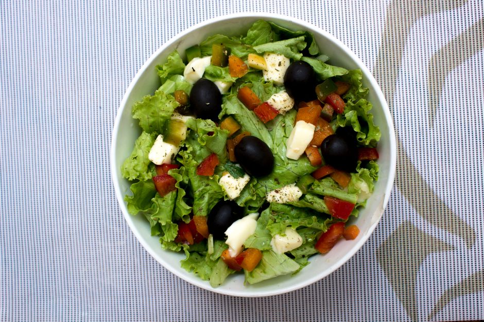 Ensalada griega con queso feta, aceitunas y verduras frescas