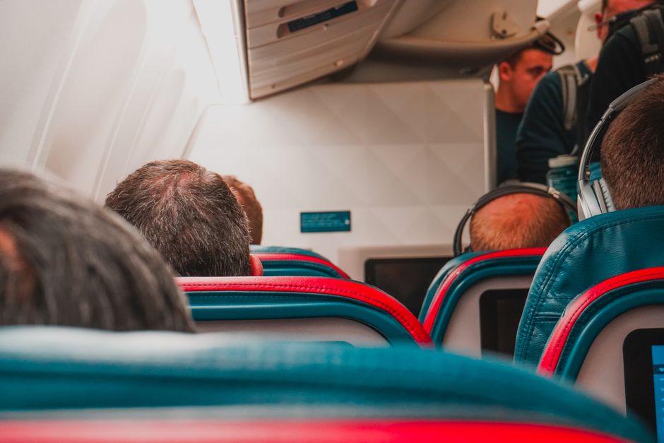 Interior de la cabina de un avión con pasajeros sentados