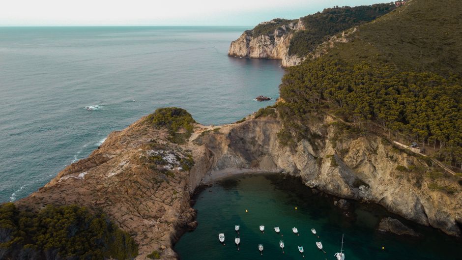 Cala rocosa con aguas cristalinas en la Costa Brava