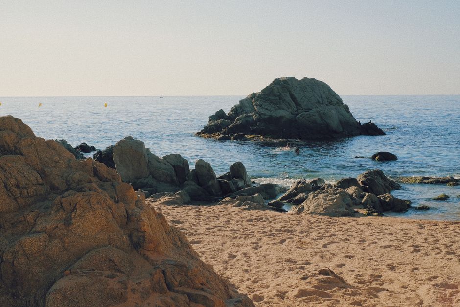 Playa de la Costa Brava con formaciones rocosas y aguas turquesas