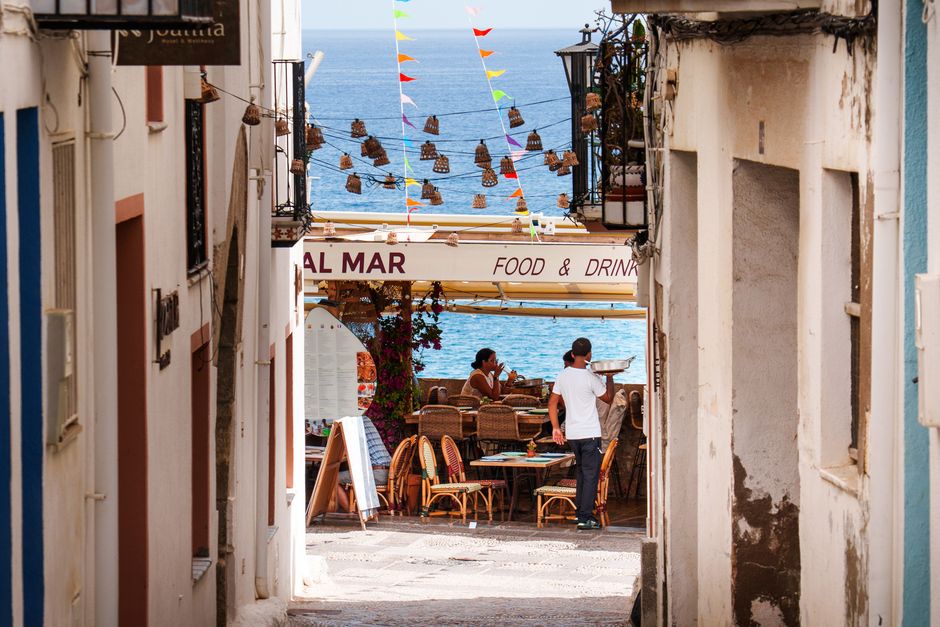 Terraza junto al mar en un pueblo de la costa mediterránea española