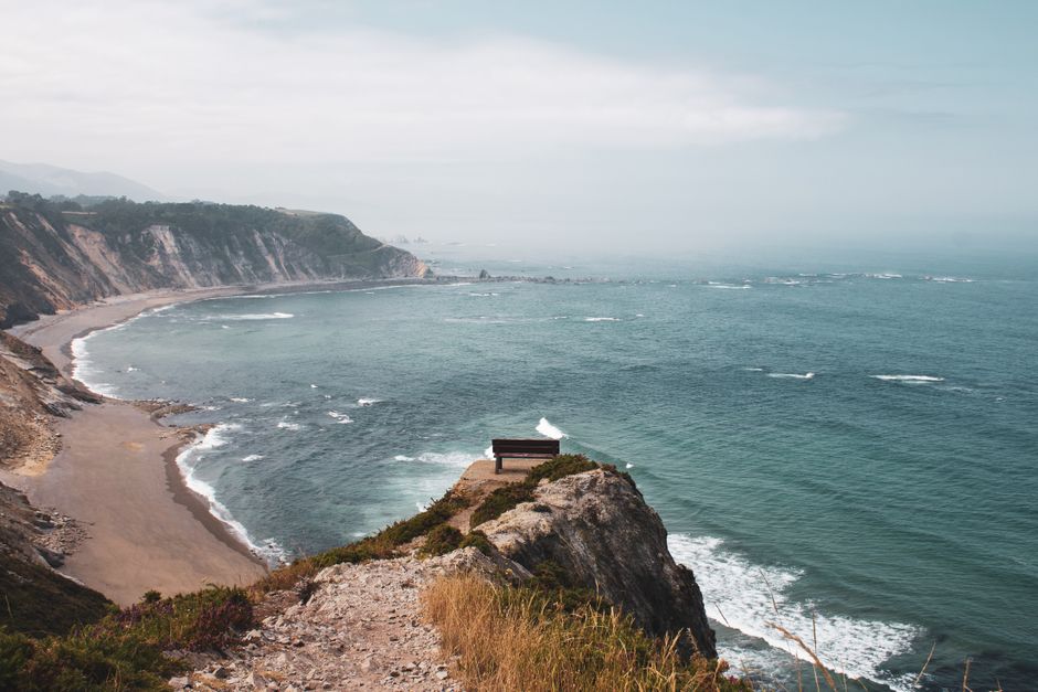 Banco frente al mar en un acantilado de la costa asturiana