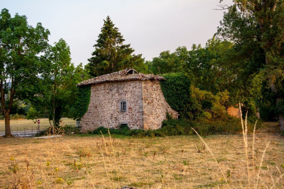 Casa rural de piedra rodeada de vegetación en el norte de España