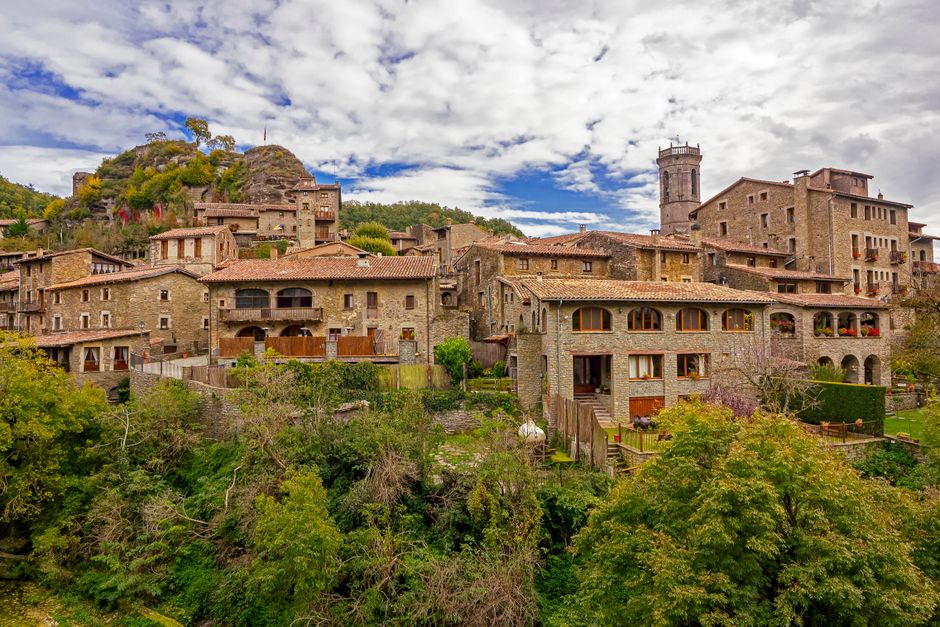 Pueblo de piedra del Pirineo catalán rodeado de montaña en otoño