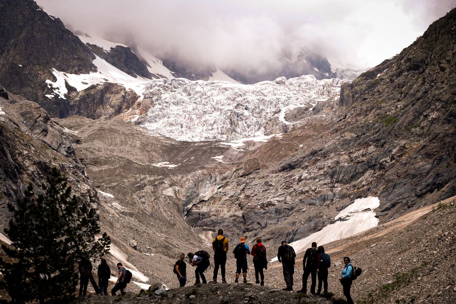 Excursionistas explorando un glaciar