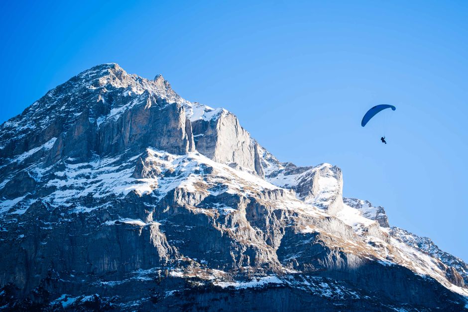 Parapente sobre los Alpes suizos