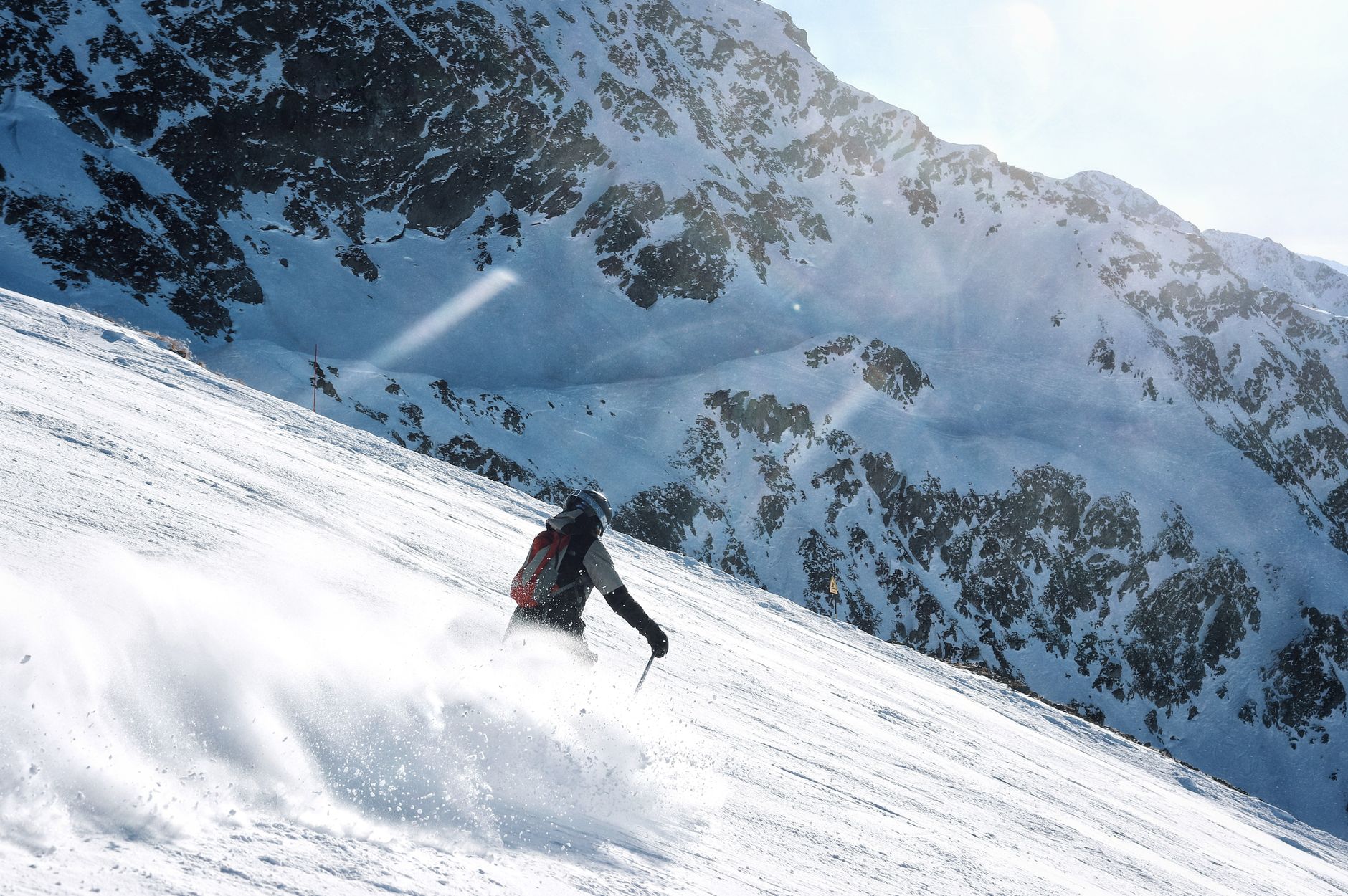 Esquiador en la nieve de los Alpes