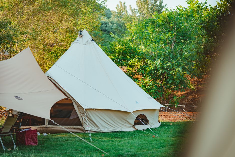 Familia con niños frente a una tienda de glamping