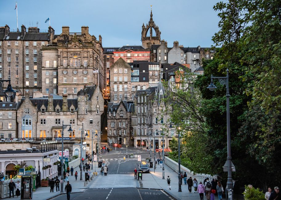 Calles del casco antiguo de Edimburgo en otoño