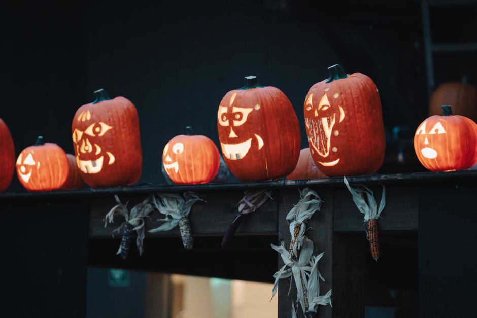 Faroles de calabaza tallada en una noche de Halloween
