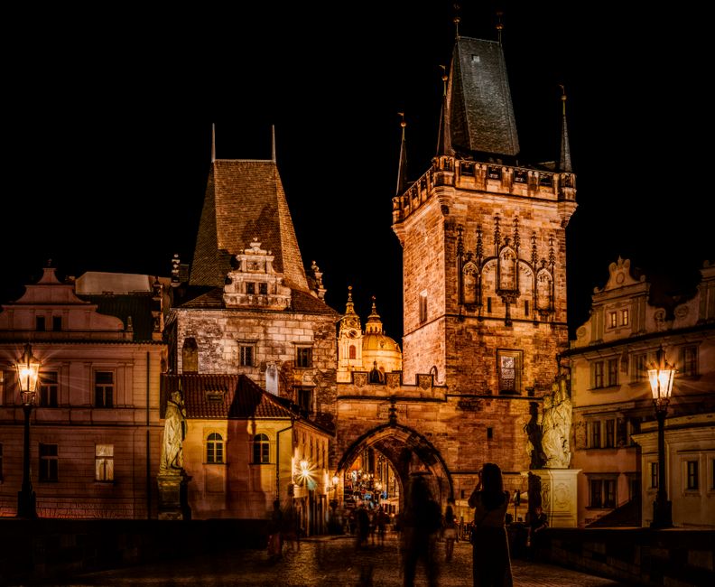 Edificio gótico iluminado de noche en Praga