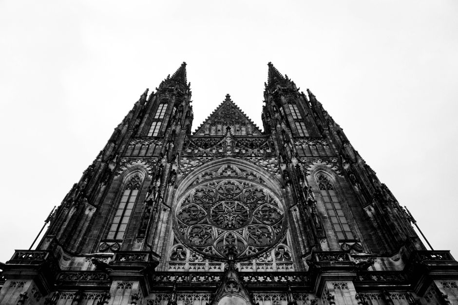 Fachada gótica de la catedral de San Vito en Praga