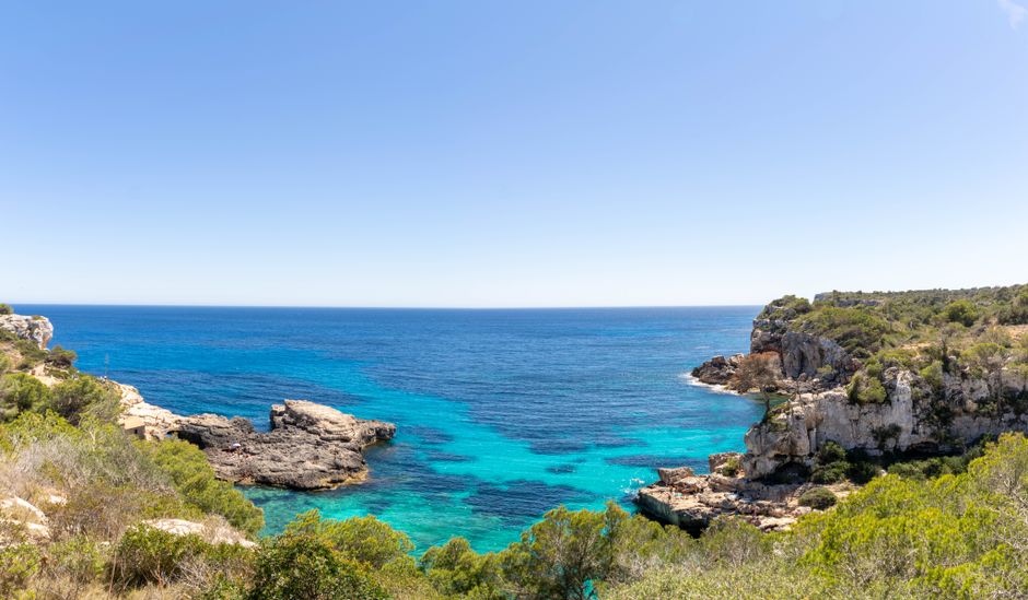 Costa de Mallorca con acantilados y mar azul