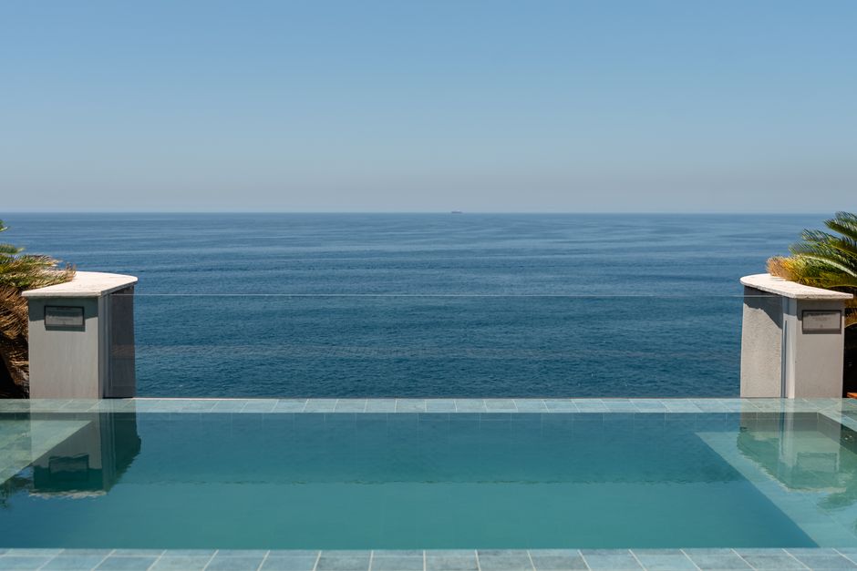 Piscina infinita con vistas al Mediterráneo