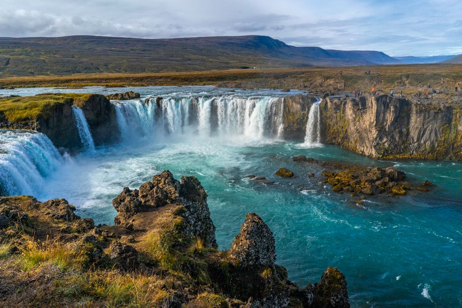 Cascada de Goðafoss en Islandia rodeada de roca volcánica