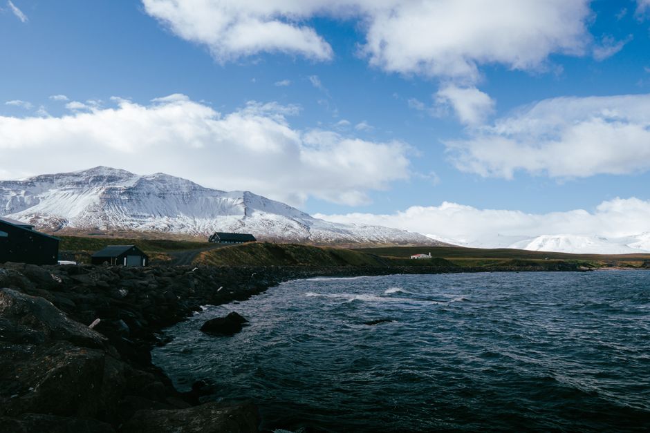 Paisaje invernal con fiordos y montañas nevadas en el norte de Islandia