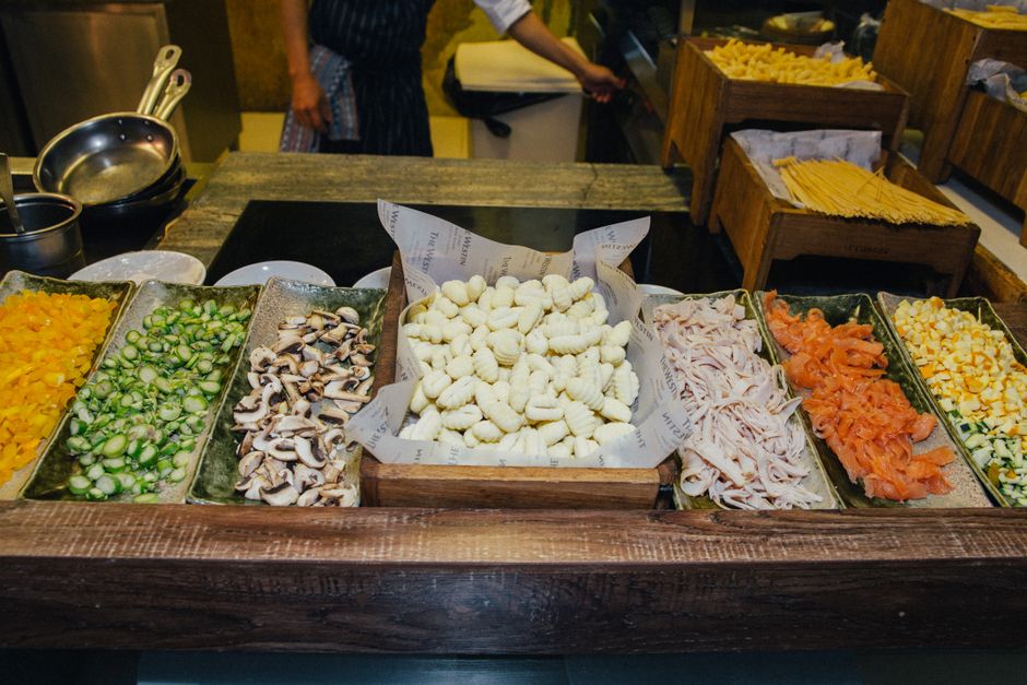 Puesto de mercado con pasta e ingredientes frescos en Italia