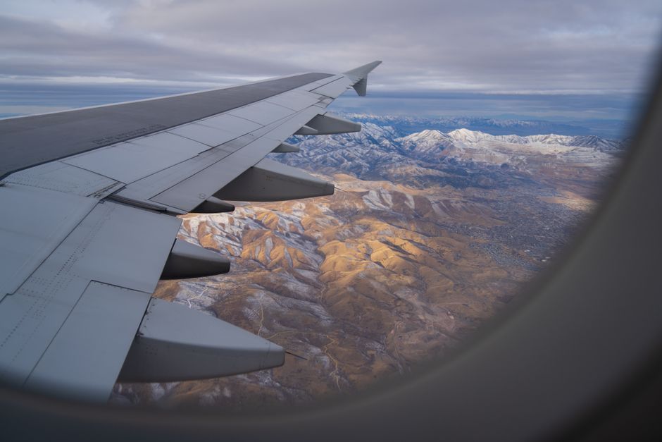 Vista desde la ventanilla de un avión en invierno