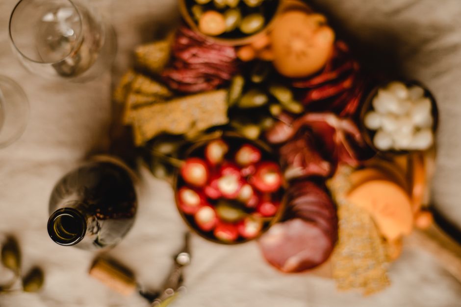 Tabla de embutidos, quesos y aceitunas para acompañar el vino