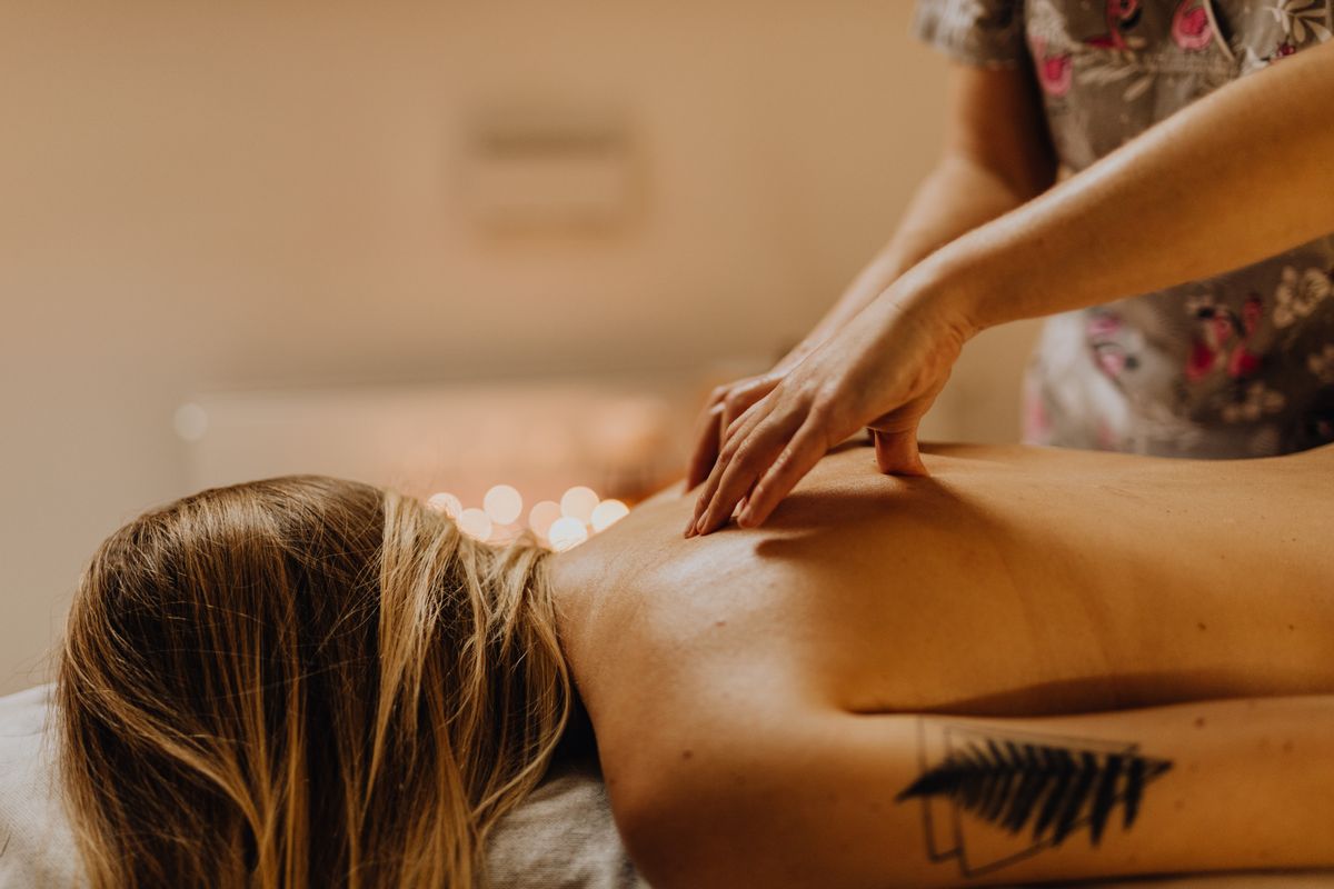 Masaje relajante en un spa de balneario