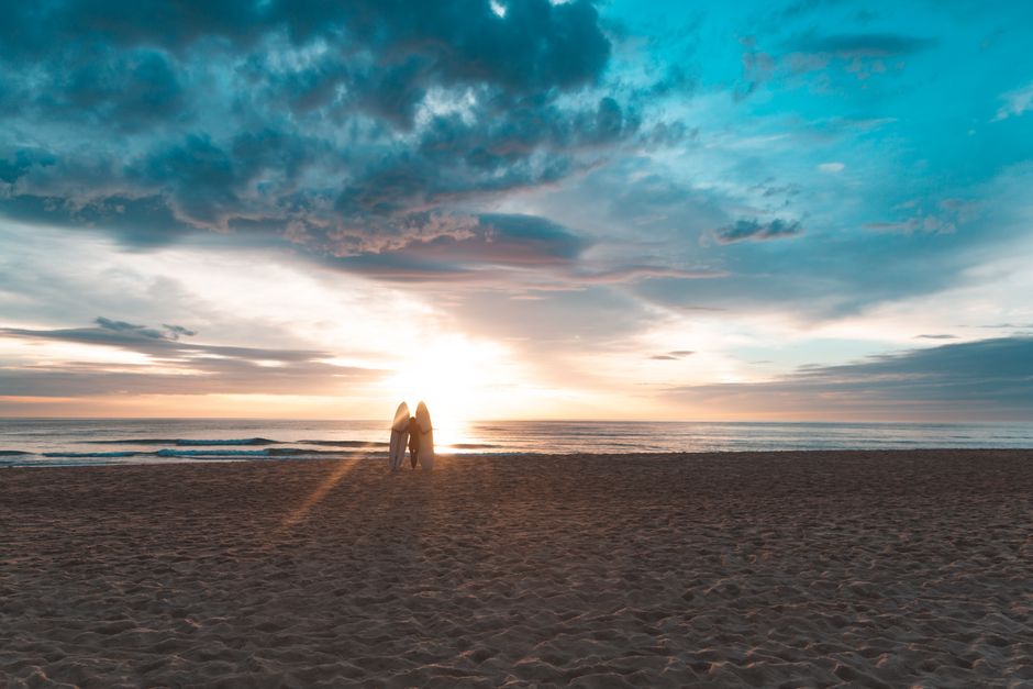 Tablas de surf en la playa al atardecer